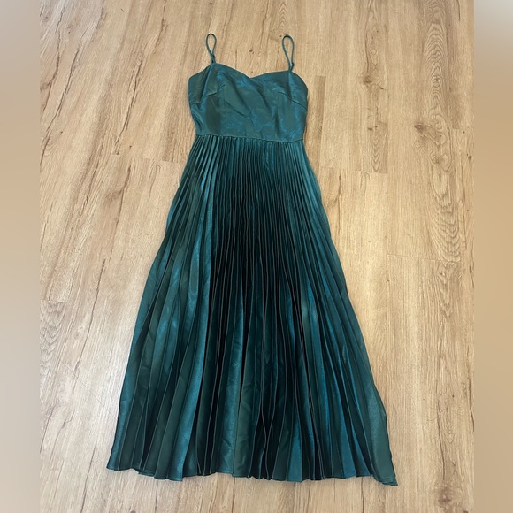 Gianni Bini Dresses & Skirts - Gianni Bini Satin Pleated Spaghetti Strap Midi Dress Emerald Green Size 0